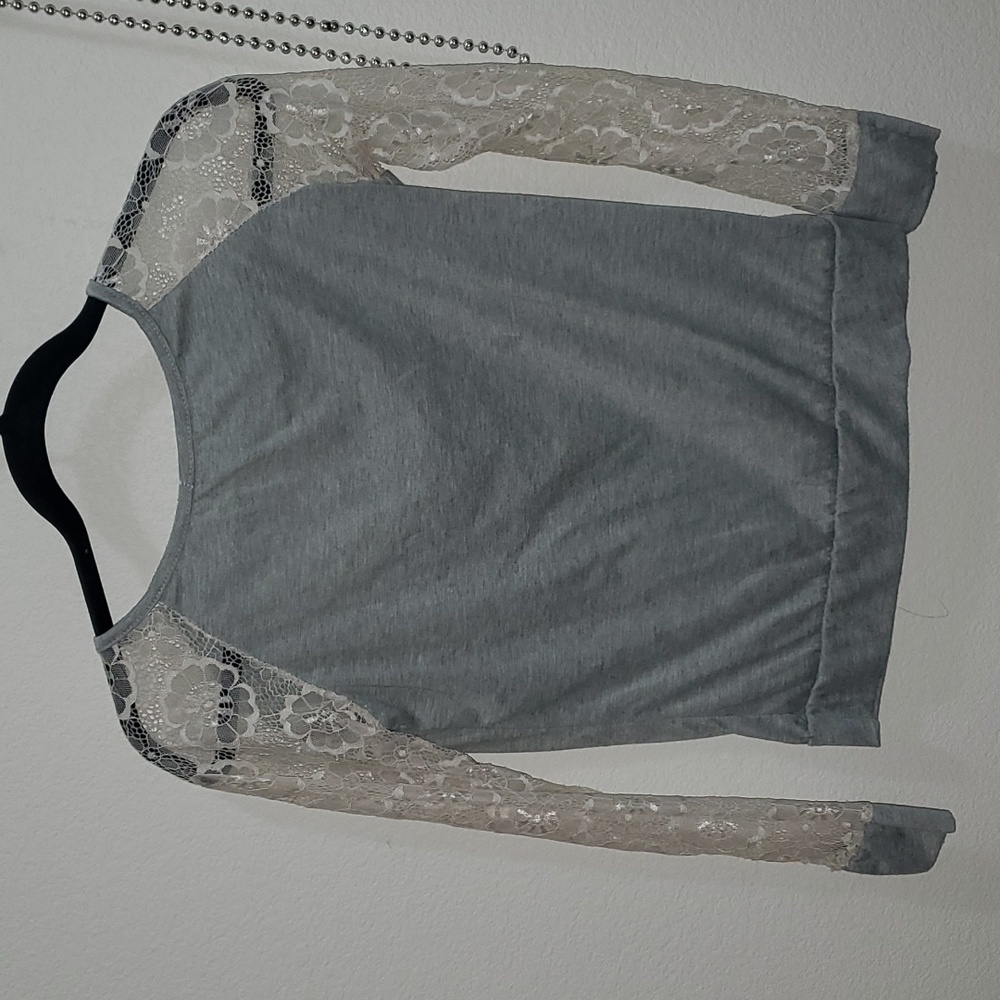 Flower lace sleeved gray shirt
